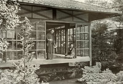 Namikawa San alimentando a sus carpas, 1910 de Herbert Ponting