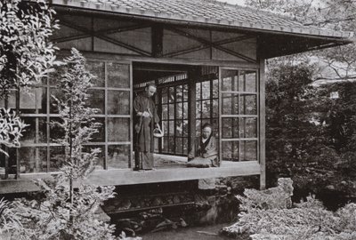 Namikawa San alimentando a sus carpas de Herbert Ponting