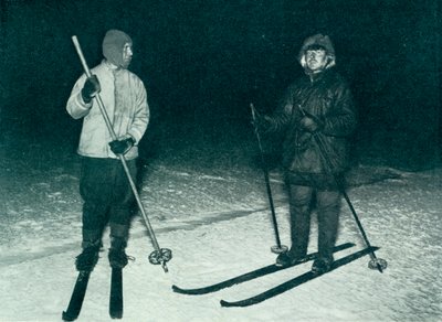 Oates y Meares esquiando en la noche, c1911, 1913 de Herbert Ponting