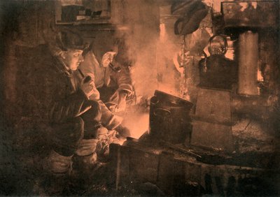 Oates y Meares en la estufa de grasa en los establos, 1911, 1913 de Herbert Ponting