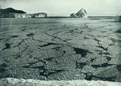 Hielo en Forma de Panqueque Formándose en Témpanos Frente al Cabo Evans, c. 1910-1913, 1913 de Herbert Ponting