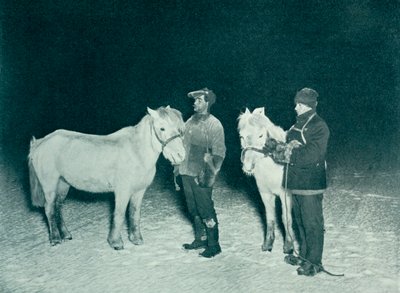 Oficiales subalternos Crean y Evans ejercitando sus ponis en invierno de Herbert Ponting