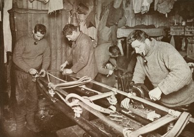 Preparando trineos para el viaje polar Crean, Forde, Lashly, P.O. Evans de Herbert Ponting