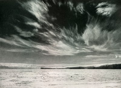 Nubes cirrus notables sobre el glaciar Barne, 19 de diciembre de 1911, 1913 de Herbert Ponting