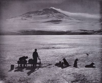 Trineo y perros, con el Monte Erebus al fondo de Herbert Ponting