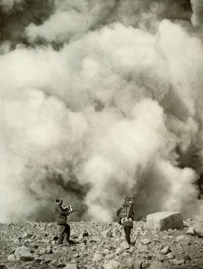Humo y vapor saliendo del cráter de Asama después de la explosión, 1910 de Herbert Ponting
