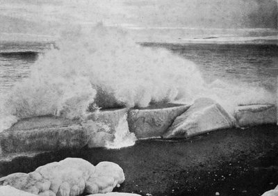 Olas rompiendo contra el hielo varado en el cabo Evans, c1910-1913, 1913 de Herbert Ponting