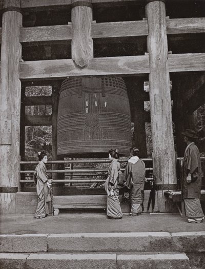 La gran campana en el templo Chio-in de Herbert Ponting