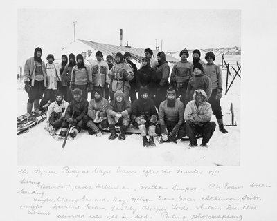 El grupo principal en Cape Evans después del invierno de 1911 (incluido Scott), de 