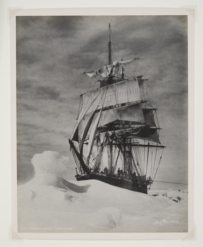 El Terra Nova atrapado en el hielo de Herbert Ponting