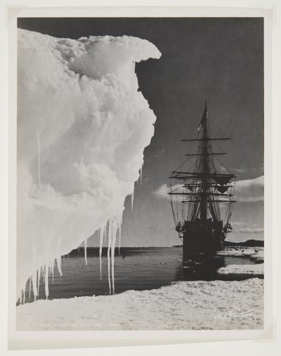 El Terra Nova en el pie de hielo de Herbert Ponting