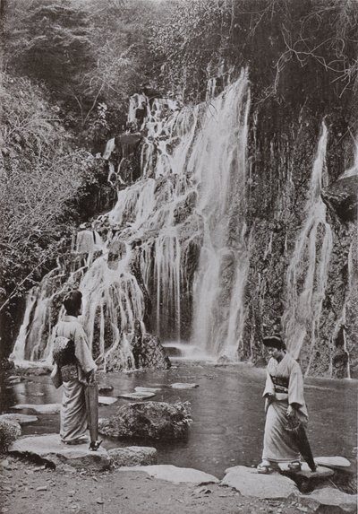 La cascada de las joyas caídas en Yumoto (foto en b/n) de Herbert Ponting