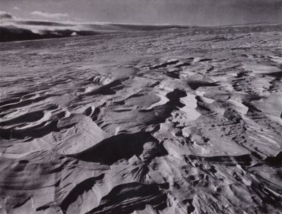 "Las grandes olas de nieve congelada levantadas por el viento" de Herbert Ponting