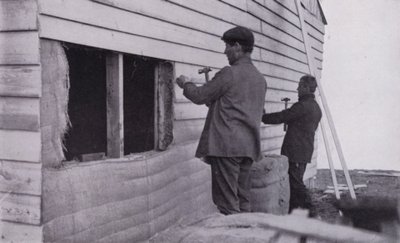 "La cabaña fue erigida" de Herbert Ponting