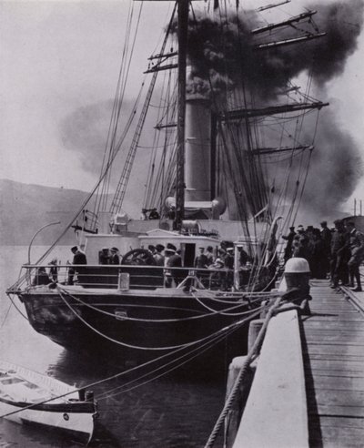 "El pequeño barco dejó Port Chalmers en la última etapa de su viaje" de Herbert Ponting
