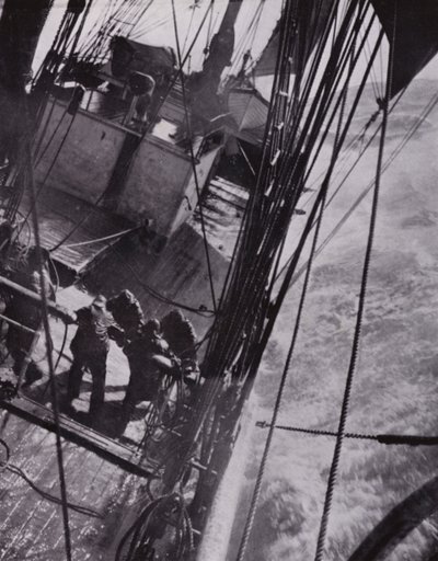"El barco se balanceaba y se esforzaba y se movía como un corcho" de Herbert Ponting
