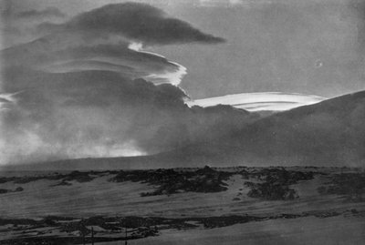 Nubes en forma de ballena sobre el Monte Erebus, c. 1910-1913, 1913 de Herbert Ponting