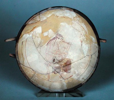 Copa de fondo blanco ático que representa una musa tocando una lira, de Eretria de Hesiod Painter Hesiod Painter