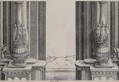 La sección media de la entrada al portal central, las columnas decoradas por sirenas de Hieronymus Andreae
