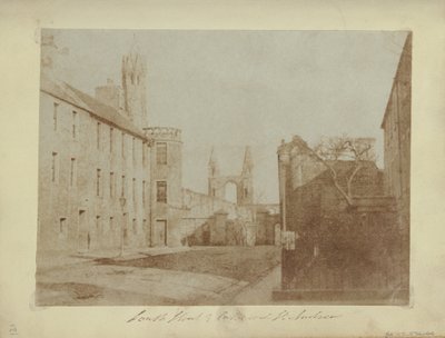 El Extremo Este de South Street, St. Andrews, con las Ruinas de la Catedral en la Distancia de Hill and Adamson