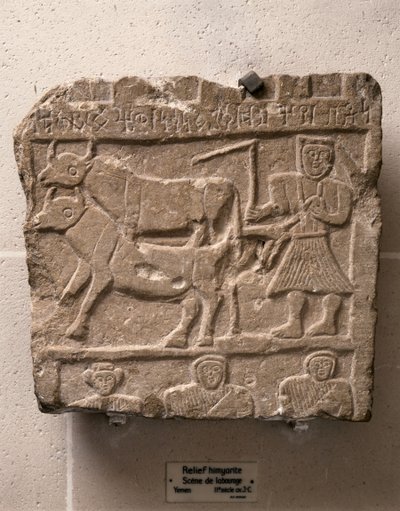 ARTE HIMARITITA: Relieve con escena de trabajo. Yemen, siglo II a.C. (piedra) de Himyarite