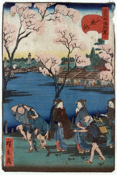 Estanque Shinobazu, Tokio, Japón: grupo de personas paseando por la orilla del estanque Shinobazu, con cerezos en flor y viviendas al fondo. de Hirokage Utagawa