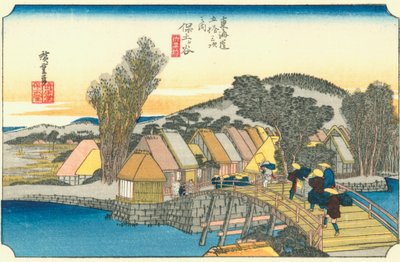 Hodogaya - Un pueblo al borde del camino con una colina redonda en la distancia de Hiroshige