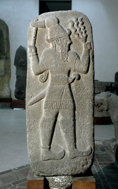 Civilización hitita: estela en basalto del dios de la Tempestad. Imperio neo hitita. Siglo IX a.C. de Babilonia. Museo Arqueológico de Estambul de Hittite