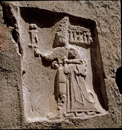 El rey Tudhaliya protegido por una divinidad (relieve bajo, alrededor de 1250-1220 a.C.) de Hittite