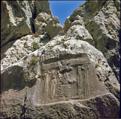 Bajorrelieve con un personaje bajo una criatura alada de Hittite