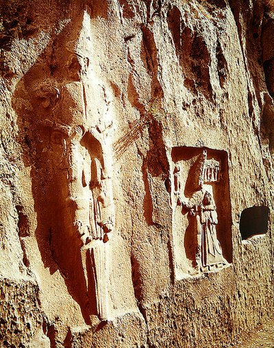 El dios de la espada y Tudhaliya IV abrazados por un dios de Hittite