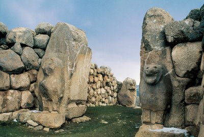 Vista de la Puerta de los Leones, una de las cinco entradas al recinto de la antigua capital del Imperio Hitita en Hattusha (ahora Bogazkale), Turquía de Hittite