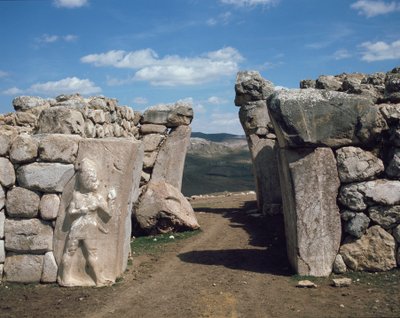 La puerta del rey, con relieve inferior a la izquierda representando al dios de la guerra de Hittite Hittite