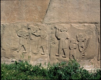Vista de la base de los relieves de la Puerta de la Esfinge de Hittite Hittite