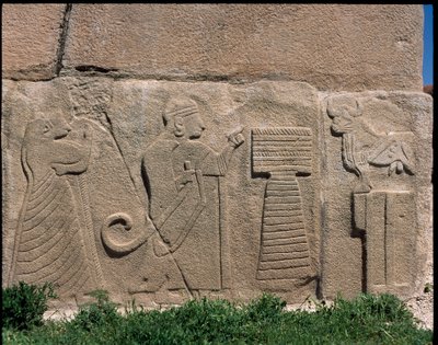 Vista de la base de los relieves de la Puerta de la Esfinge de Hittite Hittite