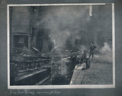 Tees Iron Works - Vertiendo escoria, 1919 de Hood and Co. Ltd