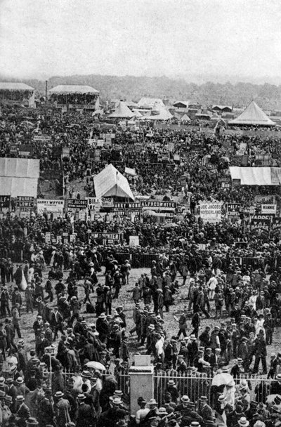 Multitudes en el Día del Derby, Epsom Downs, Surrey, c1922 de Horace Walter Nicholls