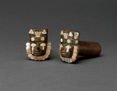 Par de tapones para orejas con cabezas humanas, Horizonte Medio, 600-1000 de Huari Culture Huari Culture