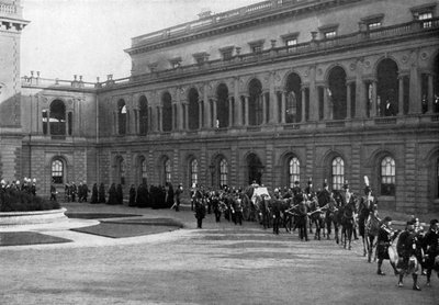 Procesión fúnebre de la Reina Victoria saliendo de Osborne House, Isla de Wight, 1 de febrero de 1901 de Hughes and Mullins