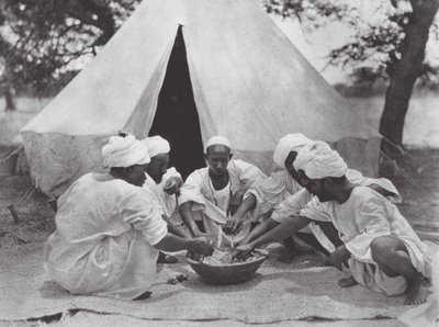 África: Marineros árabes en una comida (foto b/n) de Hugo Adolf Bernatzik
