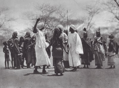 África: Danza Aulad Hamid (foto b/n) de Hugo Adolf Bernatzik