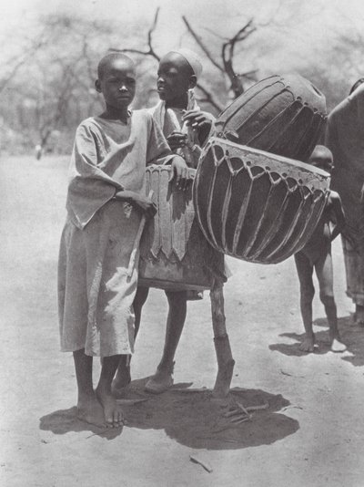 África: Aulad Hamid tambores (foto b/n) de Hugo Adolf Bernatzik
