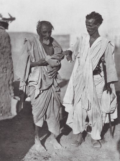 África: Hombres Bisharin, desierto de Nubia (foto b/n) de Hugo Adolf Bernatzik