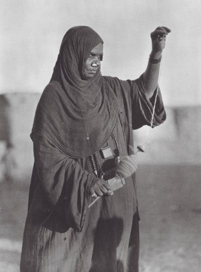 África: Mujer Bisharin hilando, desierto de Nubia (foto b/n) de Hugo Adolf Bernatzik