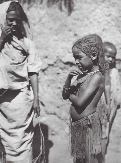 África: Niños en Omdurman (foto b/n) de Hugo Adolf Bernatzik