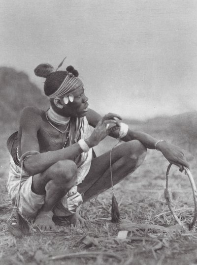 África: Novio dinka regateando por los adornos nupciales (foto b/n) de Hugo Adolf Bernatzik