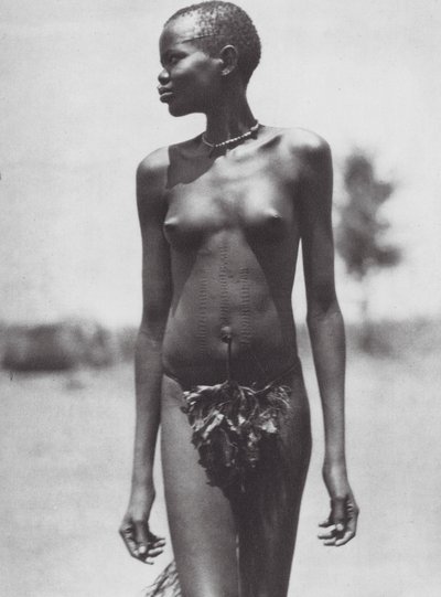 África: Niña Djur, Sudán (foto b/n) de Hugo Adolf Bernatzik
