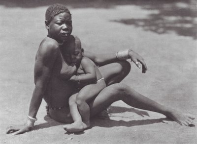 África: Djur oriental, madre e hijo (foto b/n) de Hugo Adolf Bernatzik