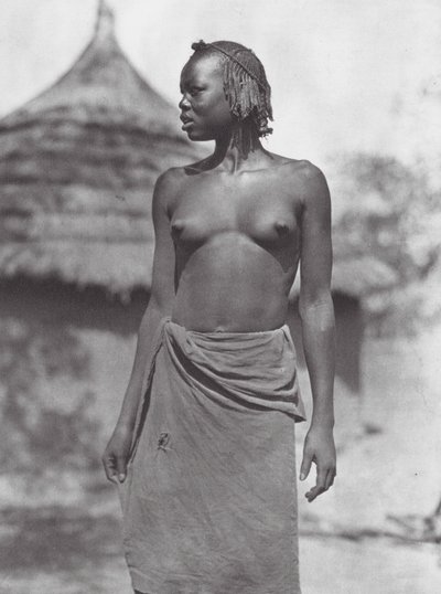 África: Niña Eliri (foto b/n) de Hugo Adolf Bernatzik