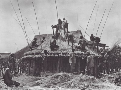 África: Construcción de una casa de descanso cerca de Amadi (foto b/n) de Hugo Adolf Bernatzik
